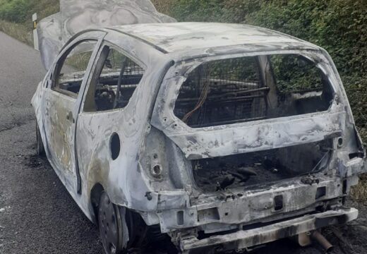 Incendio dun vehículo no quilómetro 34.100 da AP9 dirección Santiago de Compostela